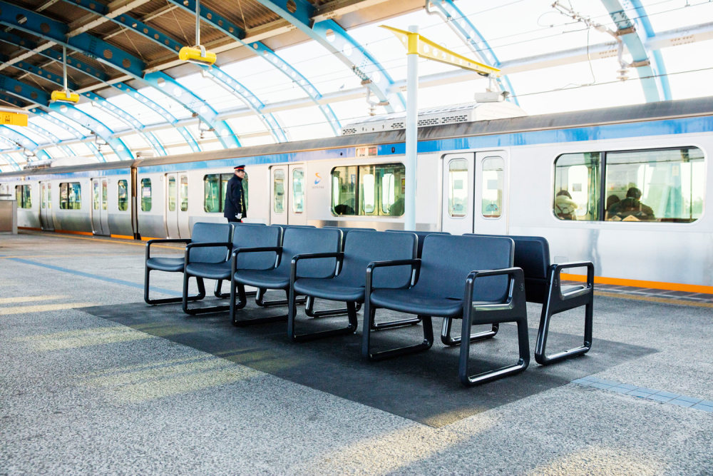 leibal_train-station-bench_keita-suzuki_2.jpeg