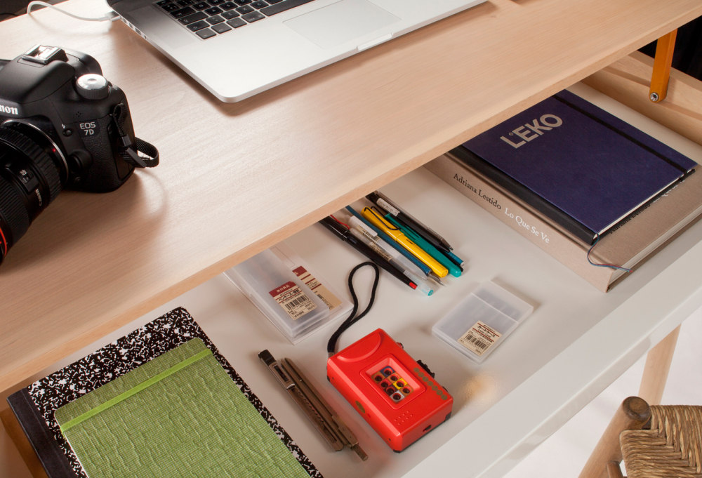 home-office-setup-didrik-desk-and-eiko-lamp-by-leko-design-4.jpg