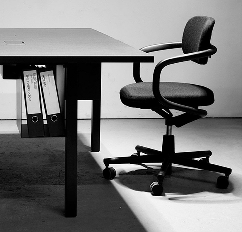 silhouette-table-desk-office-pernilla-ohrstedt-rushi-workspace-furniture-design-offset-legs-black_rushi_social.jpg