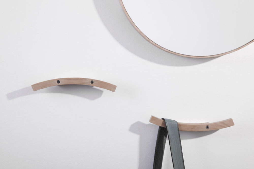 fin-lc1-lounge-chair-side.jpg