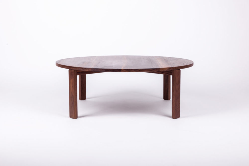 fin-lc1-lounge-chair-side.jpg