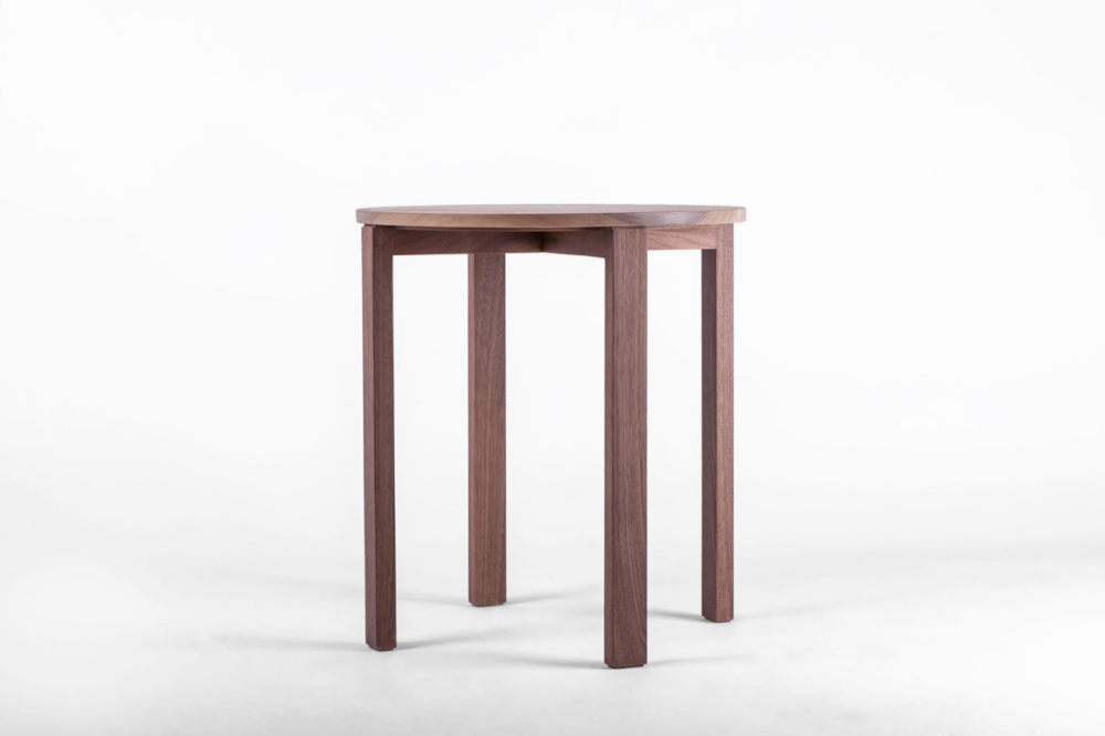 fin-lc1-lounge-chair-side.jpg