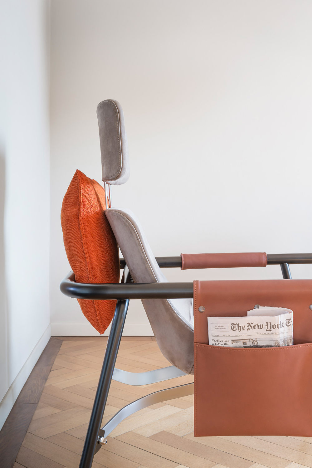 eddy-lounge-chair-by-alain-gilles_rushi_square.jpg