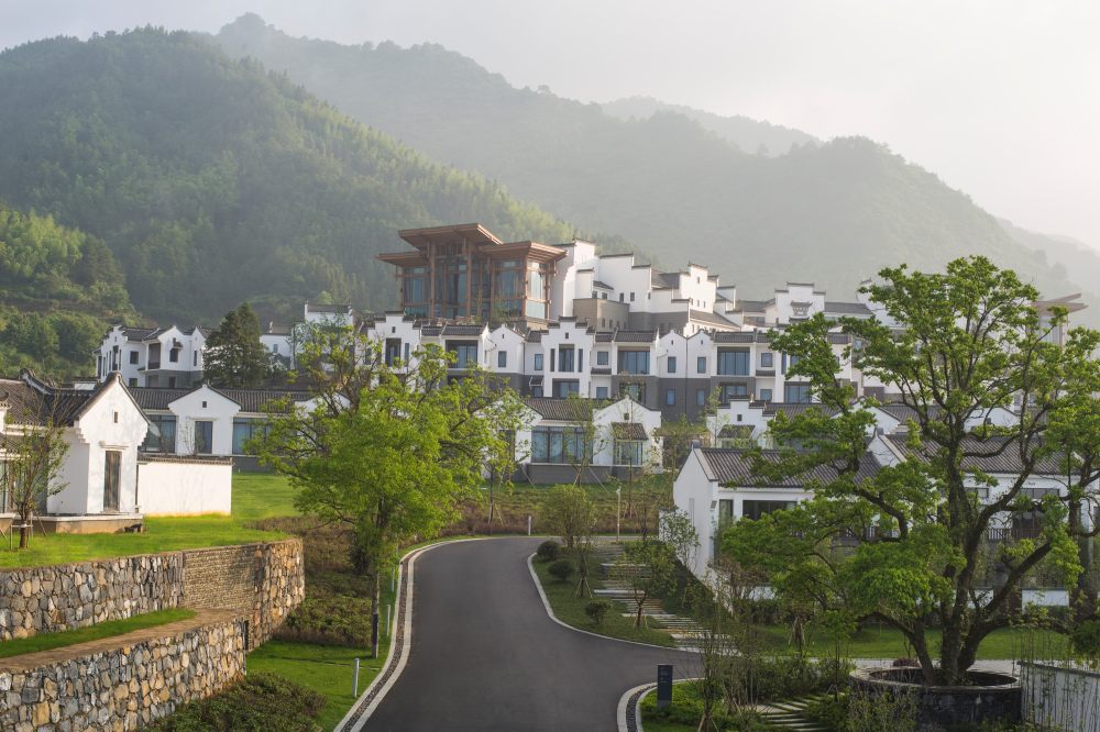 【云想衣裳】新加坡Dharmali Kusumadi-黄山悦榕庄_67798151-H1-BTCNHS_JL_0615_exterior_whole_resort_HR0002.jpg