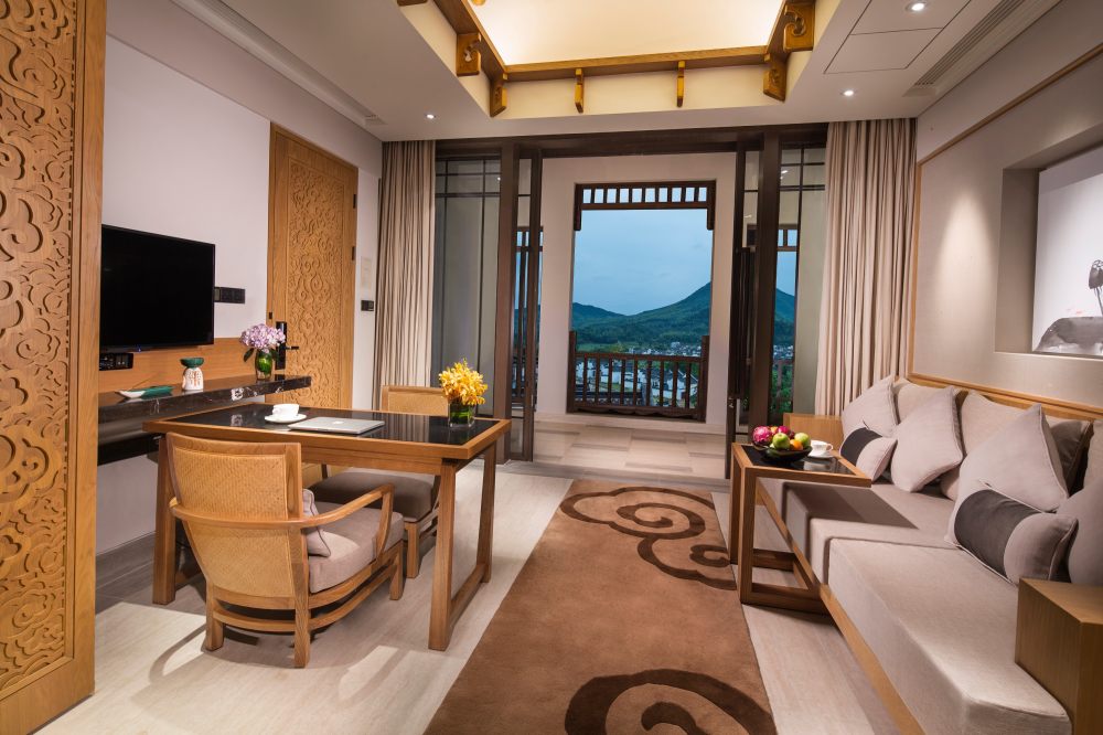 【云想衣裳】新加坡Dharmali Kusumadi-黄山悦榕庄_67798972-H1-BTCNHS_JL_0615_guest_room_lucun_suite_HR0002.jpg