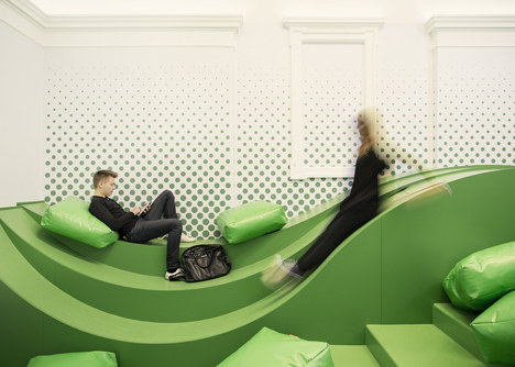 Wavy-green-lounge-in-a-Solvenian-school-by-Svet-Vmes-Architects_rushi_1sq.jpg