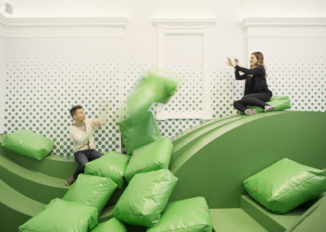 Wavy-green-lounge-in-a-Solvenian-school-by-Svet-Vmes-Architects_rushi_1sq.jpg
