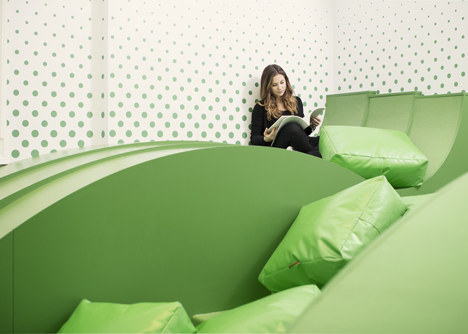 Wavy-green-lounge-in-a-Solvenian-school-by-Svet-Vmes-Architects_rushi_1sq.jpg