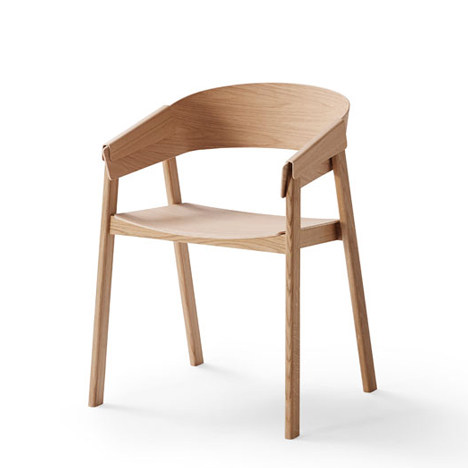 Cover-chair-with-wood-folded-over-the-arms-by-Thomas-Bentzen-for-Muuto_rushi_2.jpg