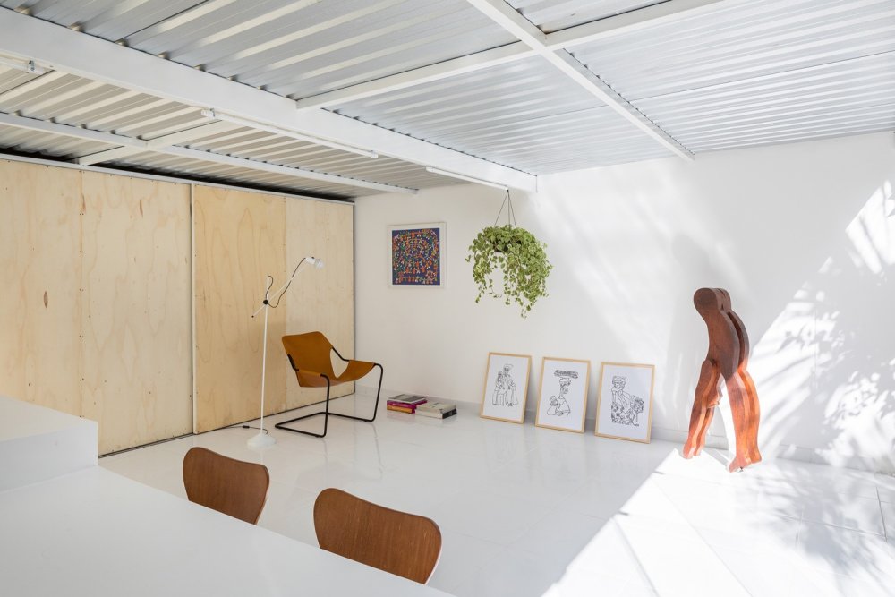 Compact_Budget_Friendly_Home_Brasilia_Brazil_by_Daher_Jardim_Arquitetura_Yellowtrace_05.jpg