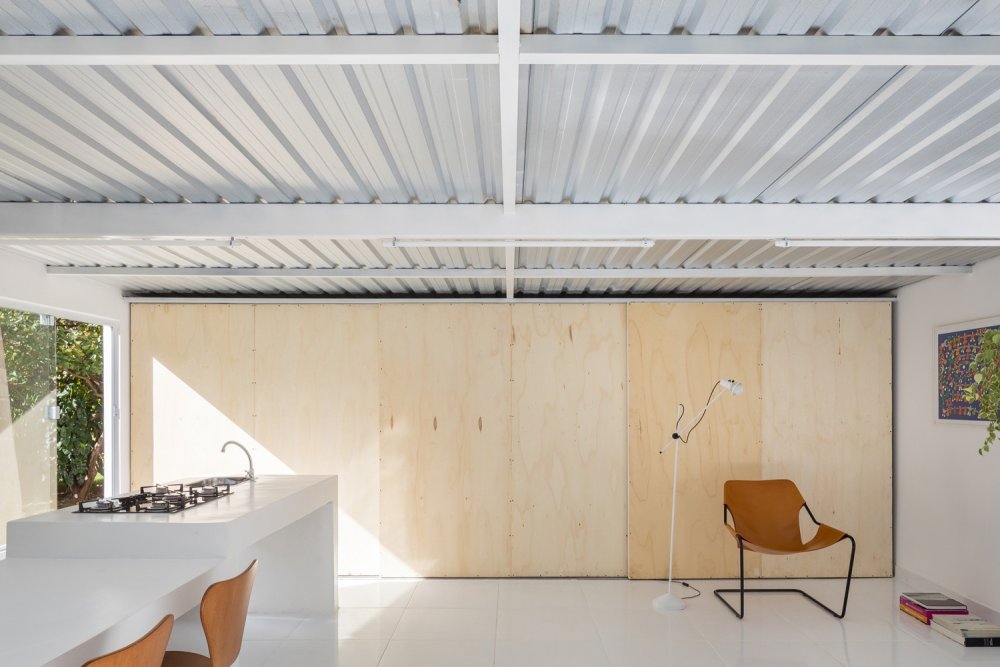 Compact_Budget_Friendly_Home_Brasilia_Brazil_by_Daher_Jardim_Arquitetura_Yellowtrace_06.jpg