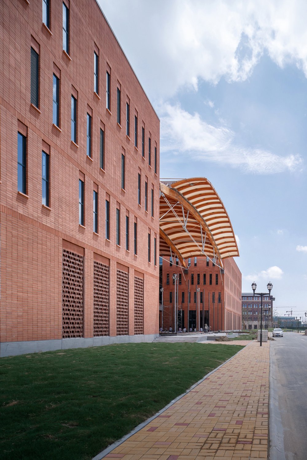 Photo002_View_of_the_north_and_south_halls_and_steel-wood_membrane_structure_from_the_west_side.jpg