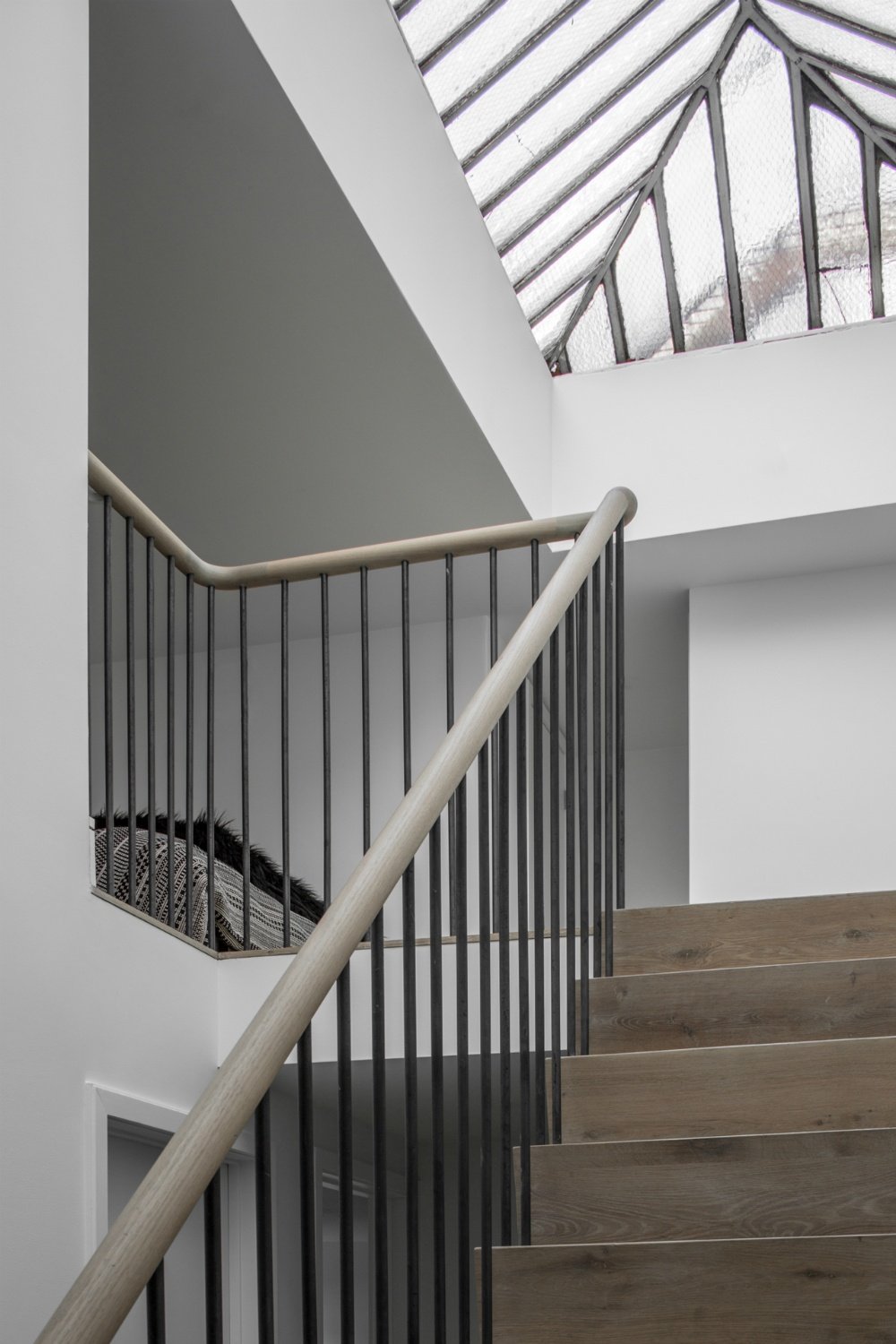 国外作品 | Decor Aid-ed: TriBeCa Loft Filled With Neutrals_Bedroom-has-the-best-feature-ever-the-atrium.jpg