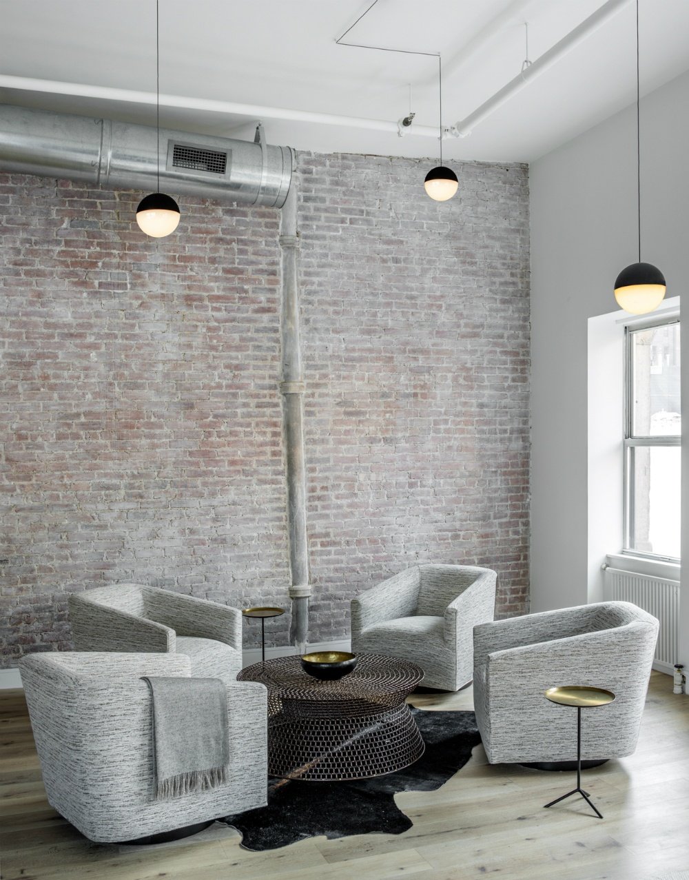 国外作品 | Decor Aid-ed: TriBeCa Loft Filled With Neutrals_A-round-seating-area-for-guests-is-a-cool-way-to-promote-conversation-over-texting.jpg