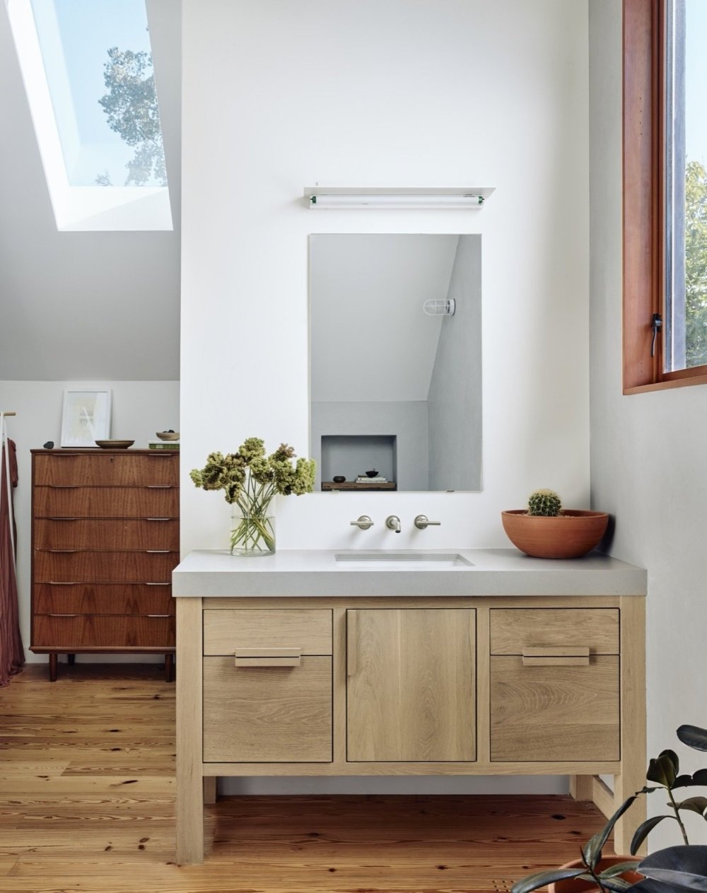 Casey Dunn，梦幻奥斯汀之家_like-the-kitchen-the-closet-vanity-features-stained-white-oak-cabinetry.jpg
