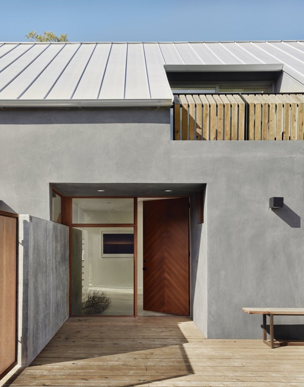 Casey Dunn，梦幻奥斯汀之家_the-entrance-is-located-to-the-side-of-the-house-the-recessed-douglas-fir-front-door-was-built-by-austins-honea-woodworks-the-roof-is-galvalume-standing-seam-metal.jpg