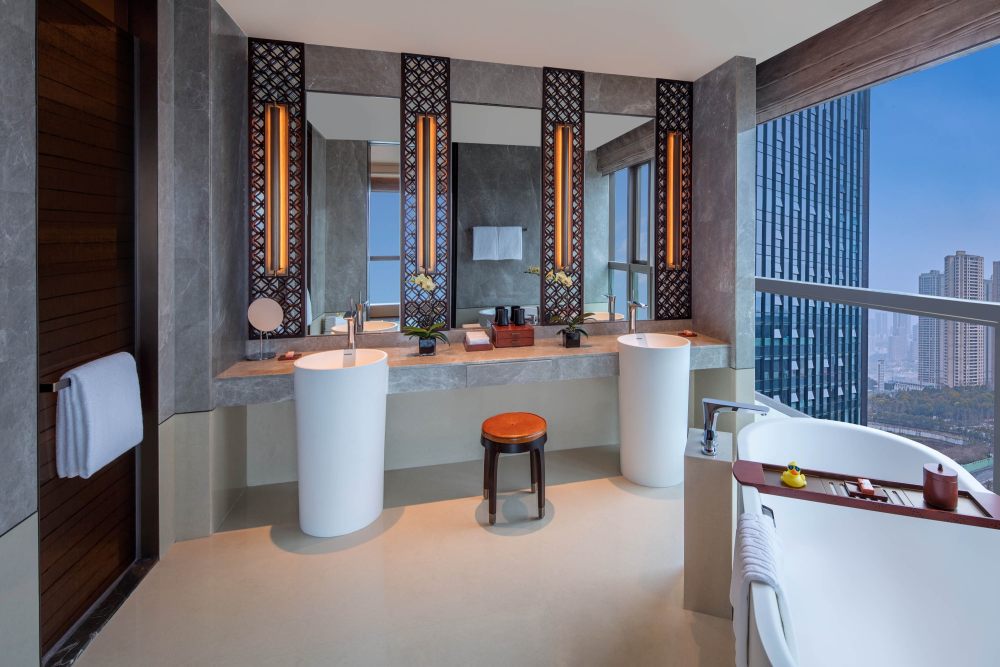 ExecutiveSuite-Bathroom-V1s.jpg