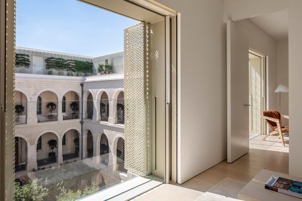 JOHN PAWSON-The Jaffa Residencesl in Israel 酒店_jaffa-residences-john-pawson-interiors-hotel-israel_dezeen_2364_col_1.jpg