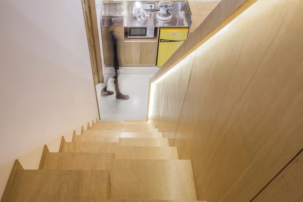 TOWOdesign工作室_14-交错的楼梯节省了楼梯的长度，避开了头顶的横梁,顺带凹个造型.jpg