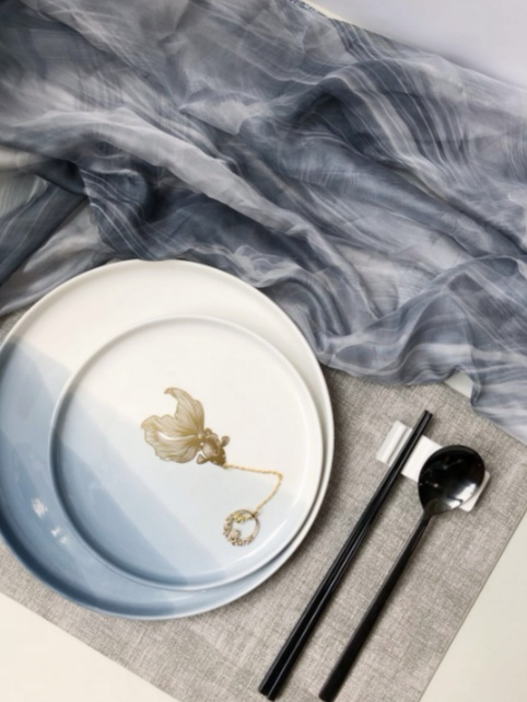 免费分享漂亮的饰品图片_【子非鱼】轻中式样板间餐具摆台蓝灰色水墨.png
