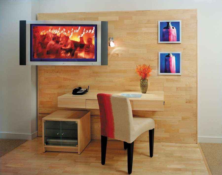 @MT-BBS_Hotel Guestroom Plasma Screen TV and Desk.jpg