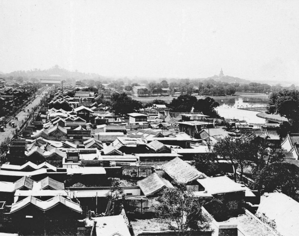 24_pic2_DiAnMen_Street_in_the_1930s_1930年代的地安门外大街….jpg