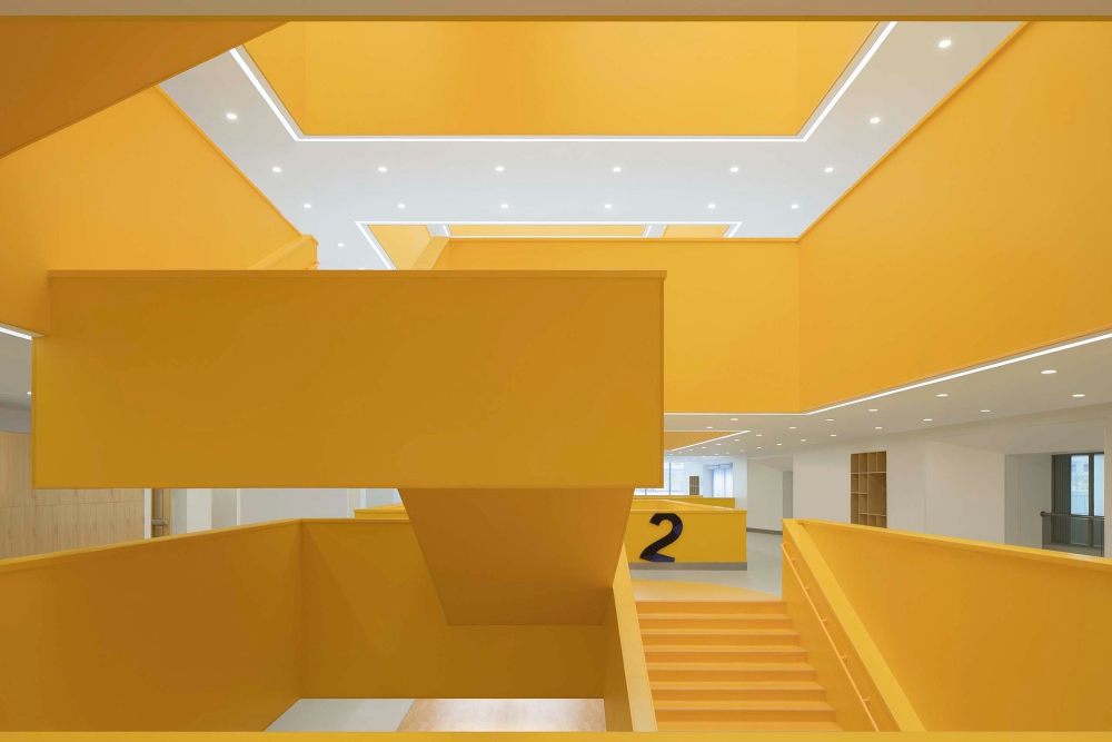 摄影师夏至）崇文26_楼梯的悬空设计，让学生体验到简洁的力学美感.jpg