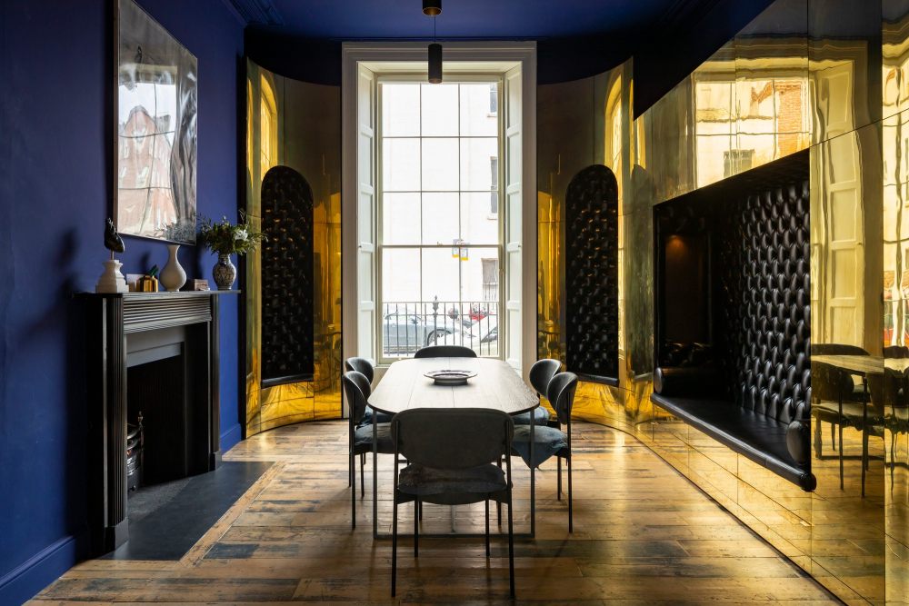 D2_Townhouse_brass_parlour_with_leather_inlaid_seating_and_hidden_storage_Design_by_Jake_Moulson__Image_©Tim_Crocker_1701.jpg