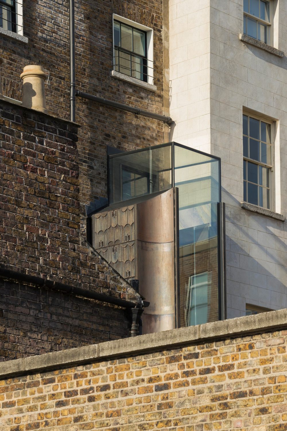 D2_Townhouse_cantilevered__cast-iron_and_glass_extension_Design_by_Jake_Moulson__Image_©Tim_Crocker_0850.jpg