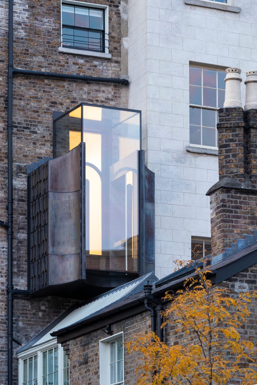 D2_Townhouse_cantilevered_glass_and_cast-iron_clad_extension__Design_by_Jake_Moulson_Image_©Tim_Crocker_1992.jpg