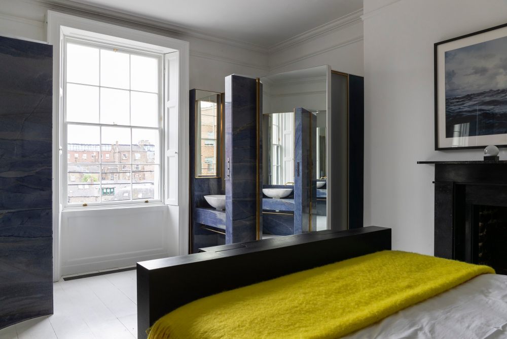 D2_Townhouse_Quartzite_shower_pods_and_black_oak_bed_Design_by_Jake_Moulson__Image_©Tim_Crocker_1811.jpg