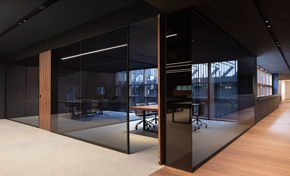 黑色、木色、白色交织的办公空间设计FrancescRifé_17.jpg