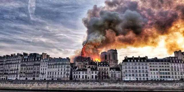 巴黎圣母院大火，评论区却留下了20000条喝彩_巴黎圣母院大火，评论区却留下了20000条喝彩-2.jpg