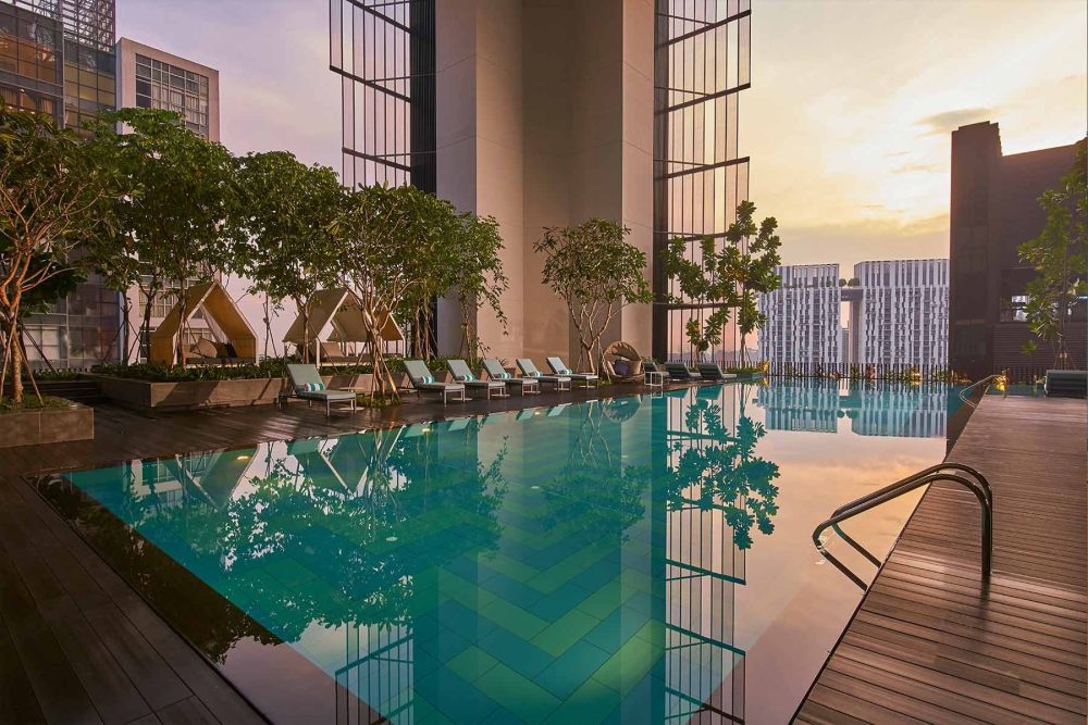 Oasia_Hotel_Downtown_Singapore_Preview_image_Infinity_Pool.jpg