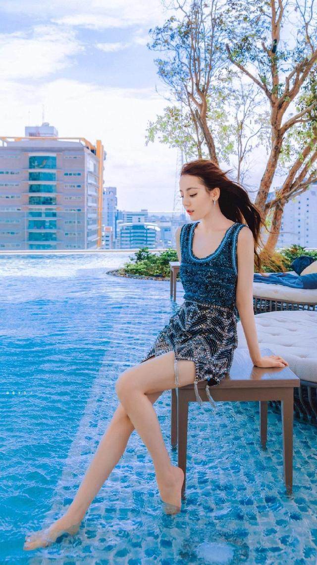 迪丽热巴不愧为时髦精，穿蓝色拼接裙依旧好看，青春又洋气_迪丽热巴不愧为时髦精，穿蓝色拼接裙依旧好看，青春又洋气-3.jpg