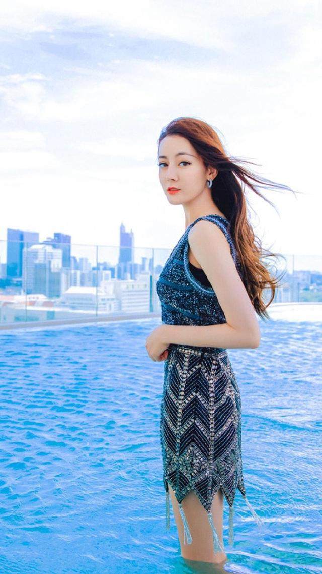 迪丽热巴不愧为时髦精，穿蓝色拼接裙依旧好看，青春又洋气_迪丽热巴不愧为时髦精，穿蓝色拼接裙依旧好看，青春又洋气-2.jpg