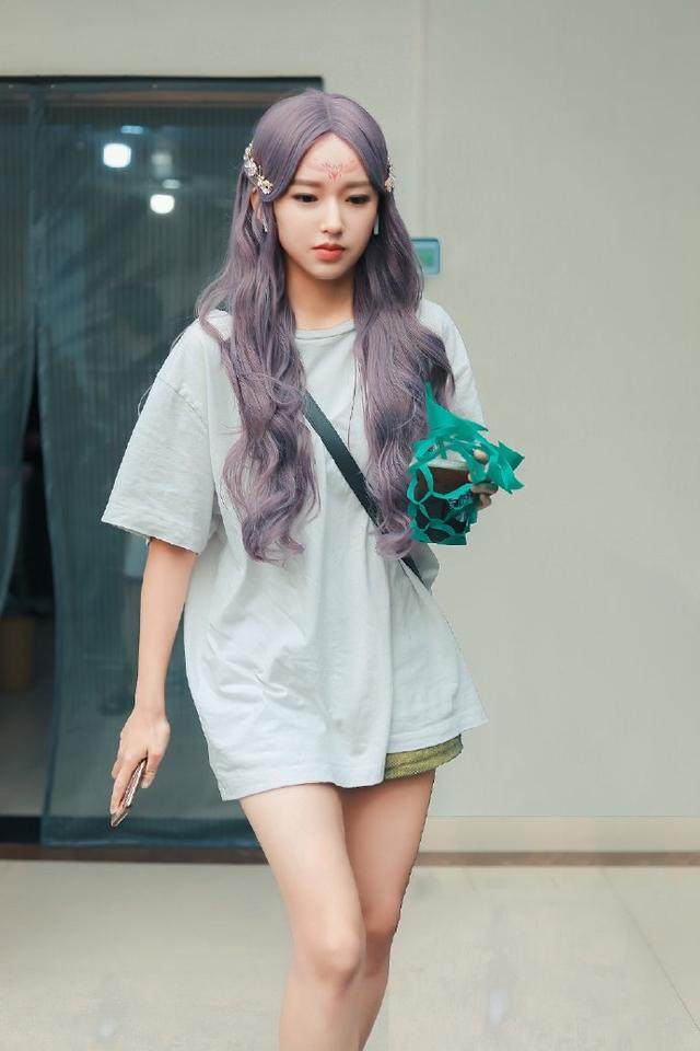 程潇一头紫发亮相，穿宽松T恤秀美腿，高颜值好身材实力抢镜-3.jpg