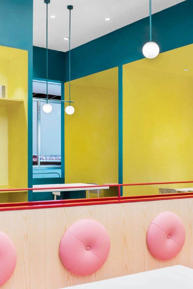 这家麻辣烫的餐饮空间空间設計，将颜色玩出了新极致-12.jpg