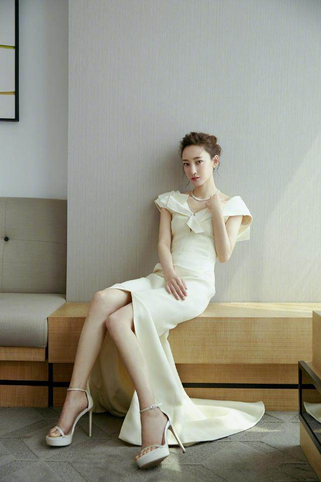 王丽坤这回好漂亮，穿白色礼服裙优雅有气质，大长腿更是抢镜-3.jpg