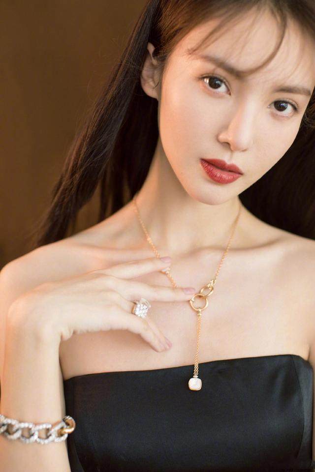 金晨一身黑色look加持，妩媚动人，轻松不失時尚感，被美到了-3.jpg