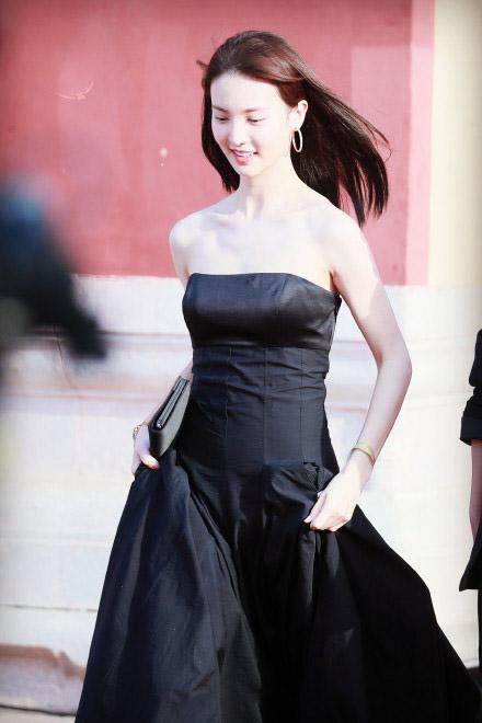 金晨一身黑色look加持，妩媚动人，轻松不失時尚感，被美到了-6.jpg