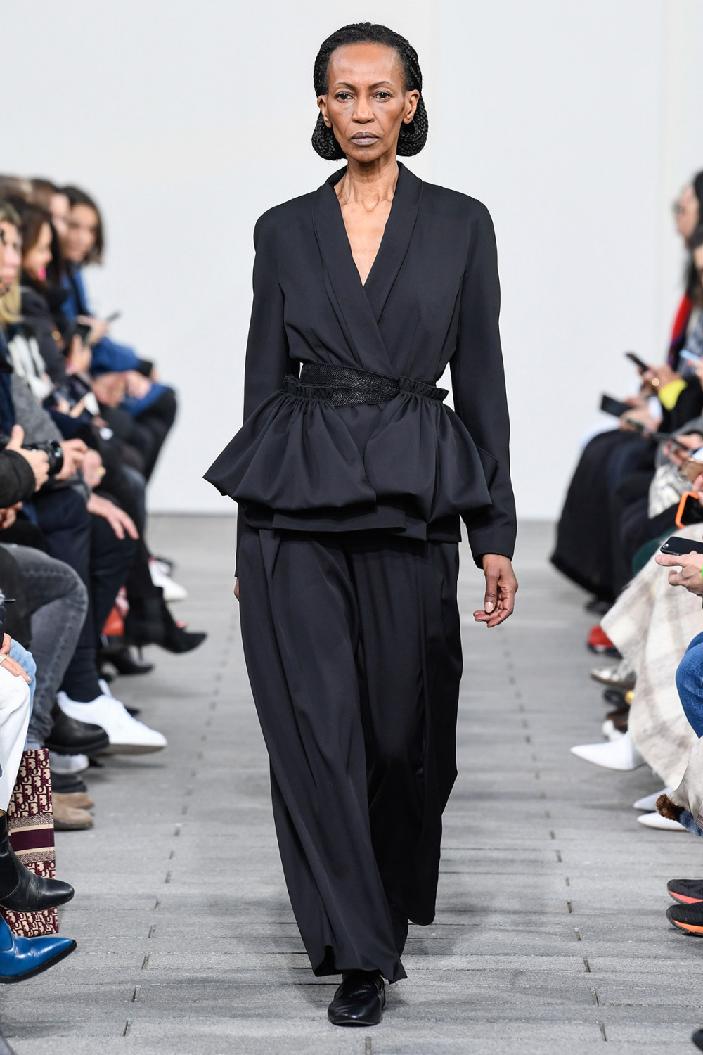 Maison Rabih Kayrouz时装系列以黑色长裤打开搭配白色棉质衬衫-30.jpg