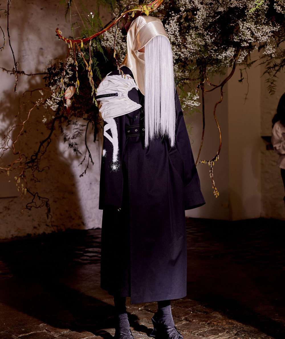 Hyun Mi Nielsen时装系列完整羽毛喙状遮阳板和不可能的颜色混合-5.jpg