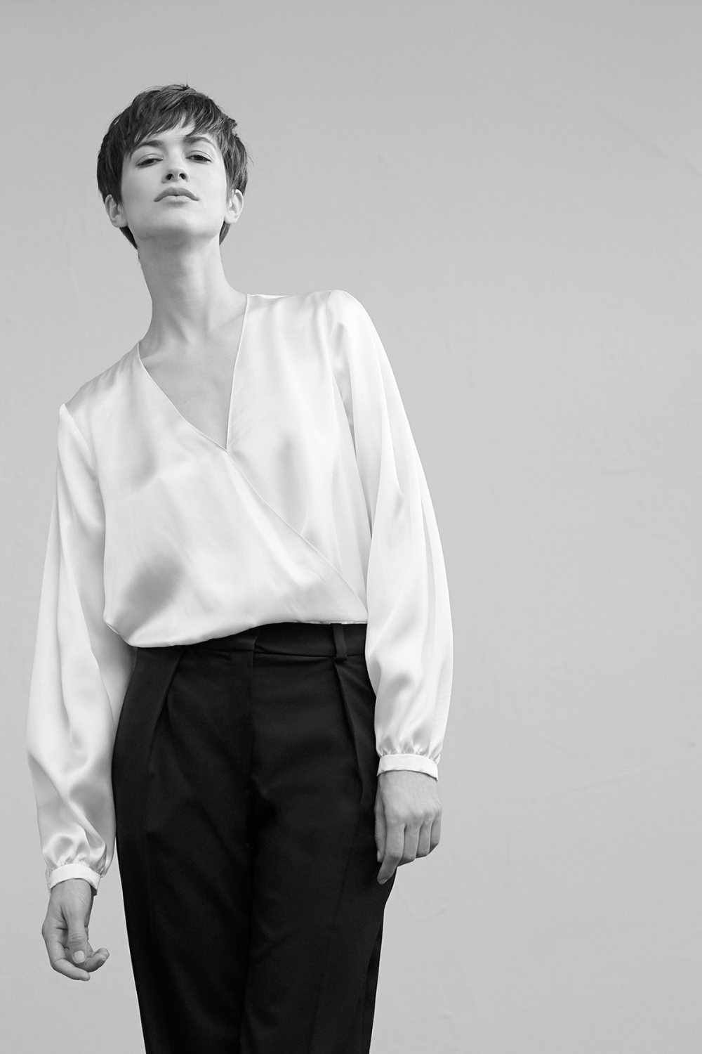 IDLF时装系列束带羊毛大衣与黑色真丝衬衫格子夹克和高腰灯芯绒裤-13.jpg