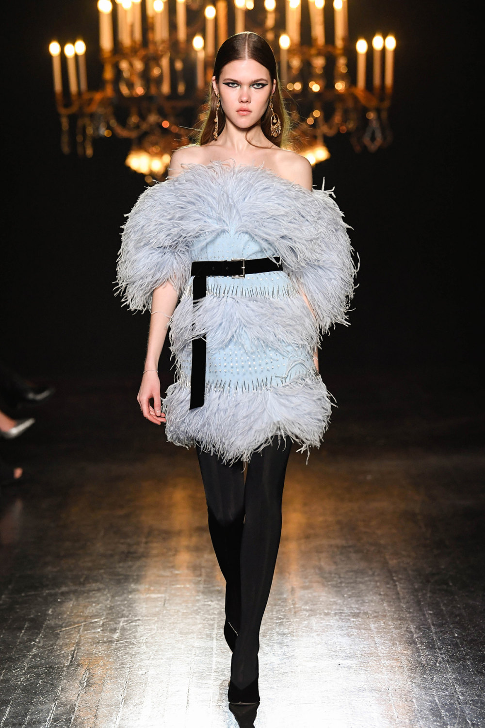 Ingie Paris时装系列天鹅绒看起来像露背领礼服上的蕾丝制成短裤-19.jpg