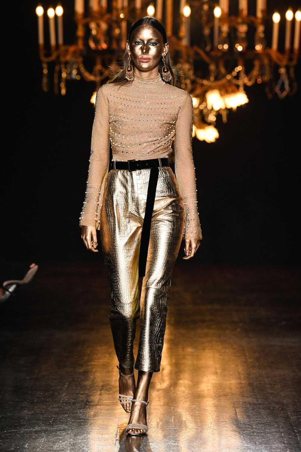 Ingie Paris时装系列天鹅绒看起来像露背领礼服上的蕾丝制成短裤-29.jpg