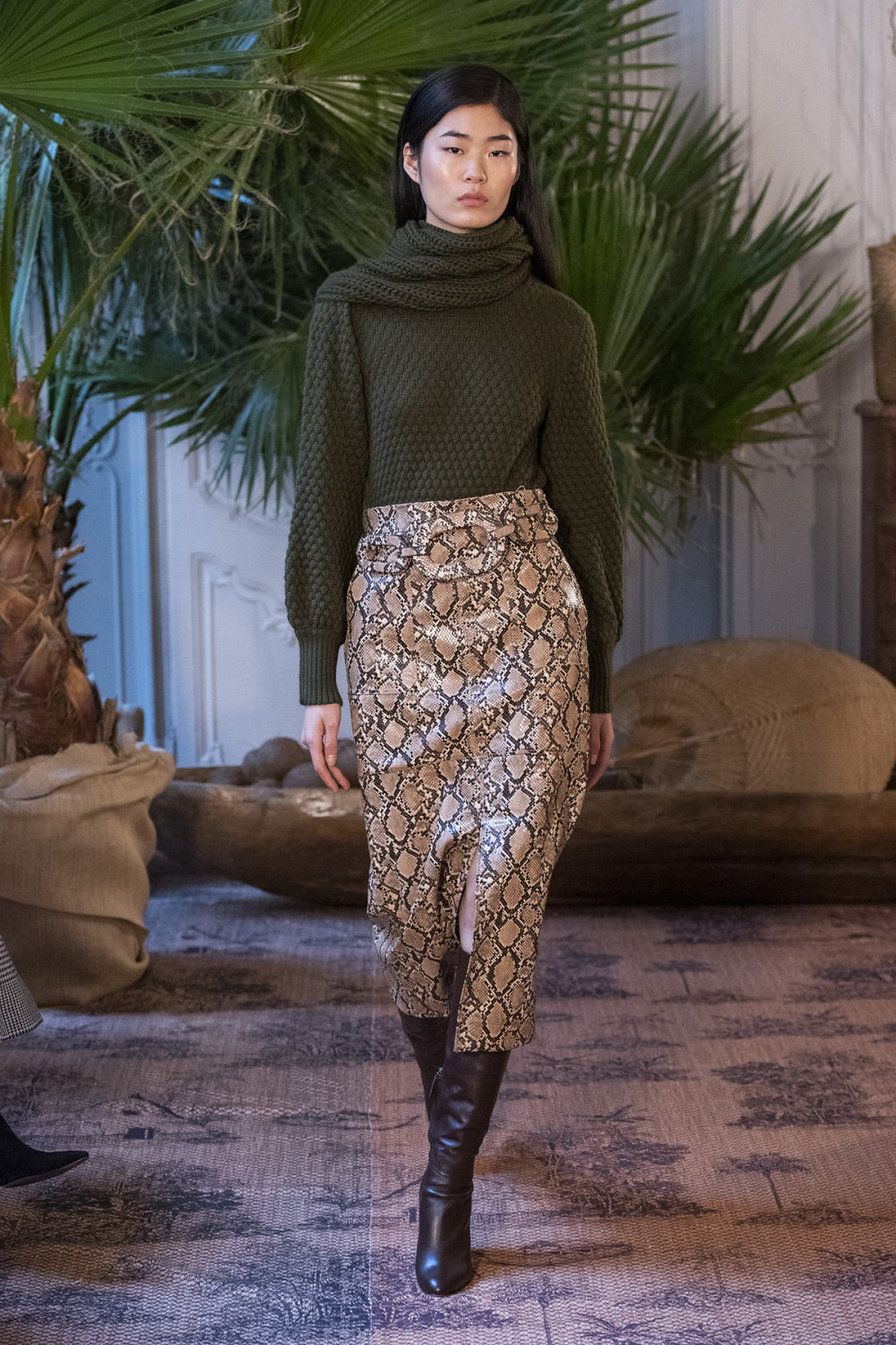 Johanna Ortiz时装系列在军绿色或铁锈的单调服装上显得别致-8.jpg