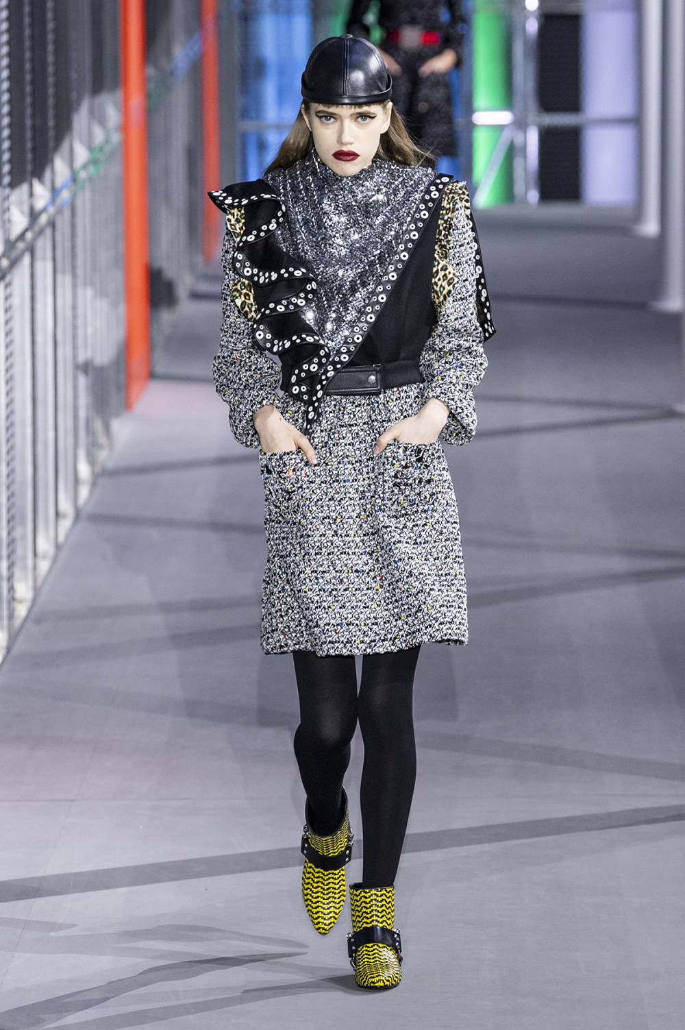 Louis Vuitton时装系列突出肩部和袖子到八十年代風格的电力套装-1.jpg