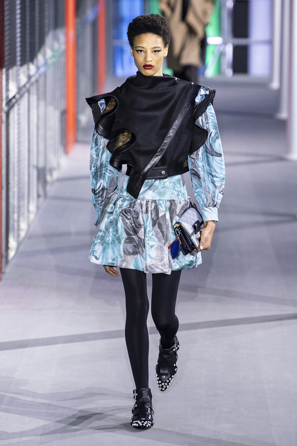 Louis Vuitton时装系列突出肩部和袖子到八十年代風格的电力套装-8.jpg