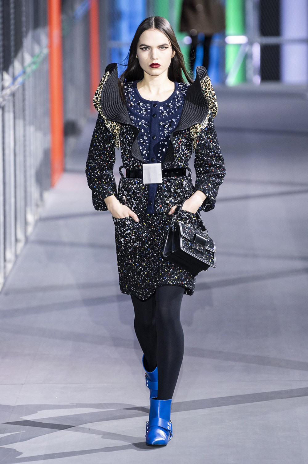 Louis Vuitton时装系列突出肩部和袖子到八十年代風格的电力套装-13.jpg